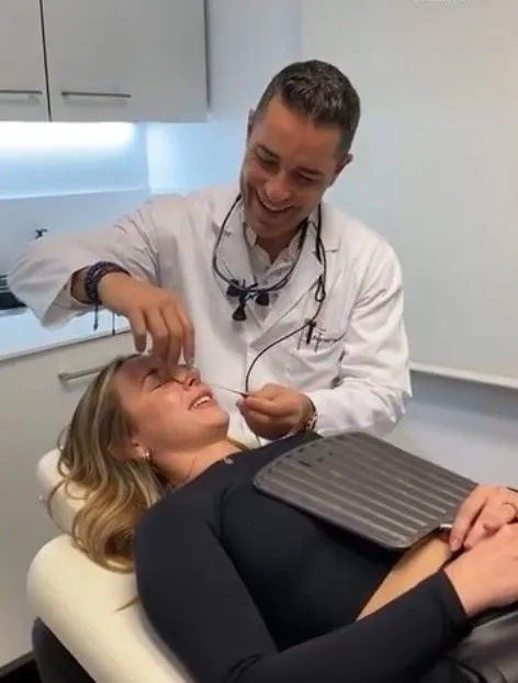 Dr. Guilemany en consulta con paciente